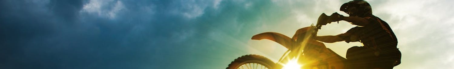 Motorcross-pyörä ilmassa